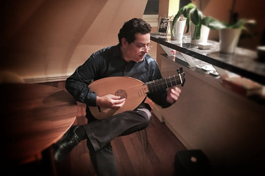 Eitan Hoffer jouant du luth Renaissance 8 chœurs LLD® à Paris, France.