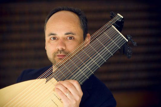 Miguel Serdoura, luthiste et fondateur de Le Luth Doré®, tenant un luth baroque LLD® Weiss à 13 chœurs.