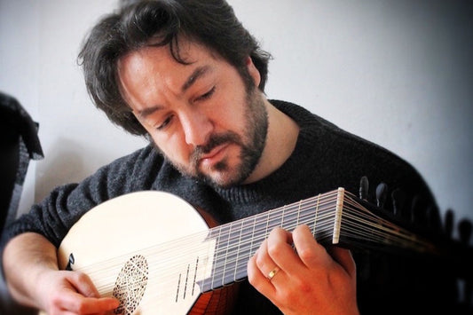 Alain Côté jouant du luth Renaissance 8 chœurs LLD® Dowland au Québec, Canada.