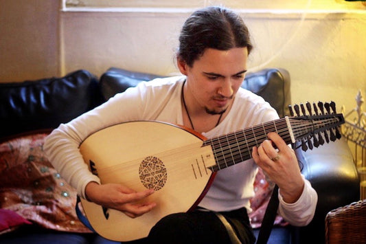 Ricardo Leitão Pedro jouant du luth Renaissance 8 chœurs LLD® à Bâle, Suisse.