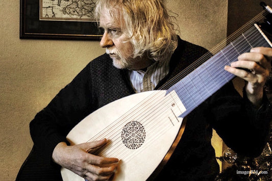 Rob MacKillop jouant un luth baroque 13 chœurs Le Luth Doré