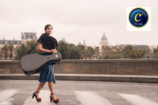 Luthiste marchant sur un pont à Paris avec un étui de luth noir – photo artistique publiée par Classiquenews.