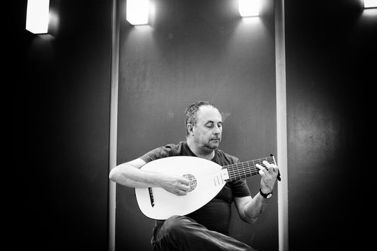 Portrait de John Griffiths avec un luth Renaissance LLD®, dans un cadre académique à Bâle.