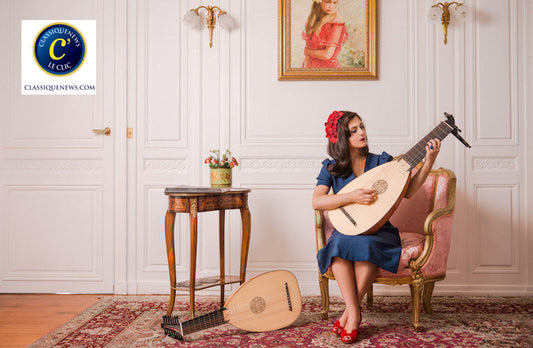 Musicienne jouant du luth baroque 13c LLD® dans un intérieur raffiné, illustrant l’univers élégant de la marque Le Luth Doré®.