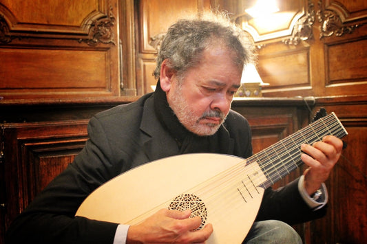 Portrait d’Alex de Valera, luthiste français, ancien élève de Paul O’Dette
