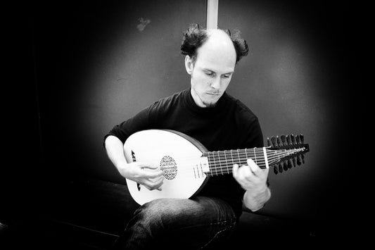 Portrait de Bor Zuljan, luthiste slovène, tenant un luth Renaissance LLD®