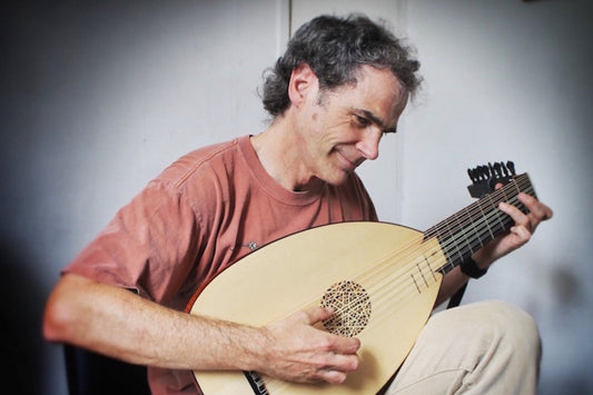 Alain Côté jouant du luth Renaissance 8 chœurs LLD® Dowland au Québec, Canada.