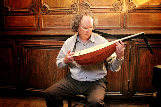 Portrait de Michel Cardin, luthiste canadien, tenant un luth Renaissance LLD®.