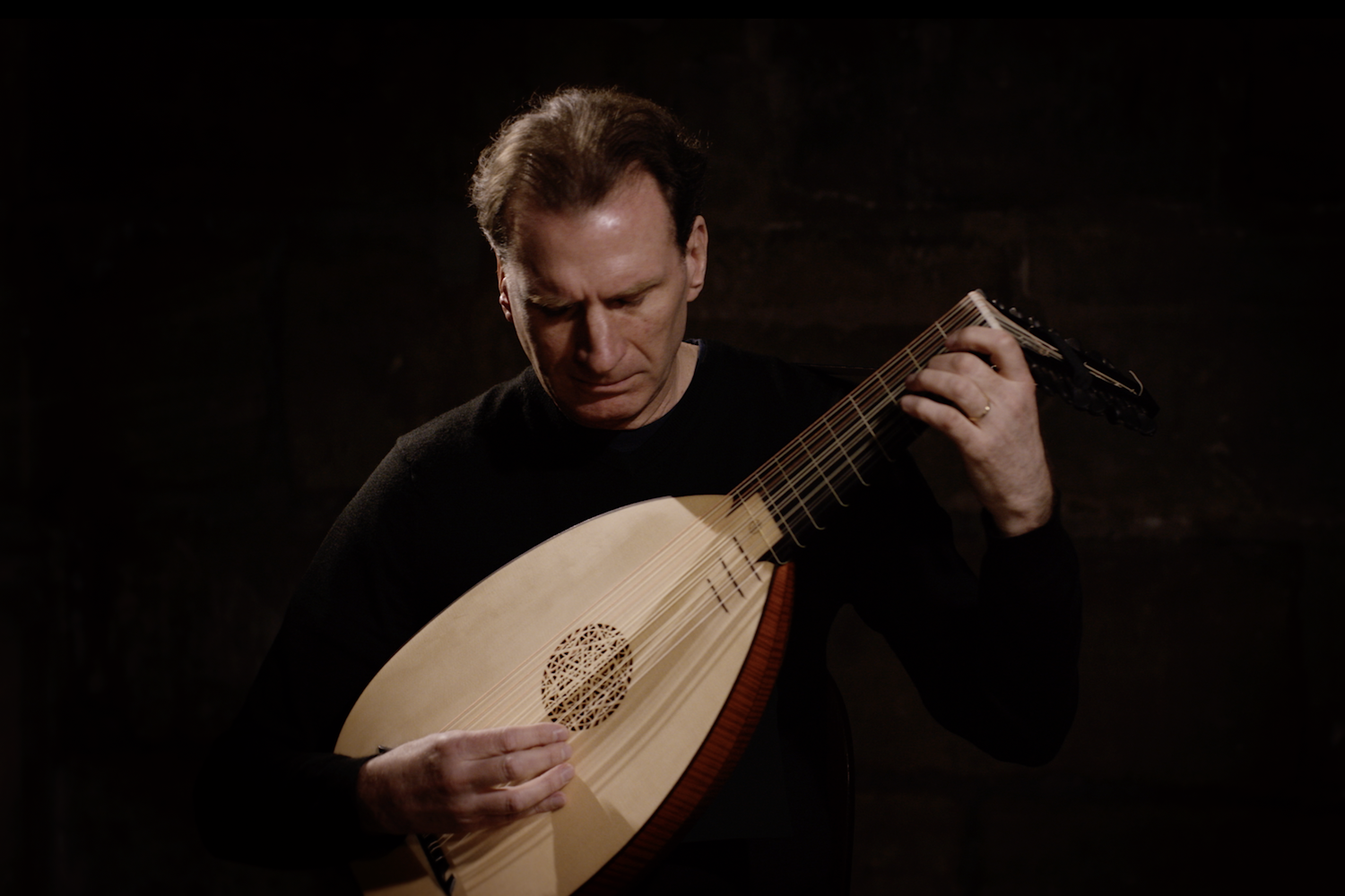 Charger la vidéo : Peter Croton, luthiste renommé, interprète « The Flatt Paven » de John Johnson sur un luth renaissance 8 chœurs fabriqué par Le Luth Doré®. La vidéo a été enregistrée à Paris en décembre 2015, dans une ambiance sobre et intimiste, mettant en valeur le timbre riche de l’instrument.