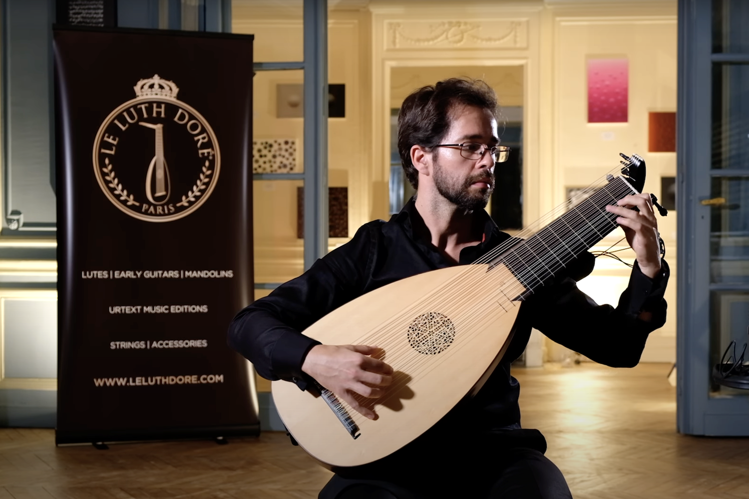Charger la vidéo : Vinicius Perez, luthiste virtuose, interprète un Andante en si bémol majeur de J. B. Hagen (1720–1787) sur un luth baroque 13 chœurs signé Le Luth Doré®. La vidéo a été enregistrée à Paris en juin 2018, dans un cadre élégant offrant une acoustique chaleureuse qui met en valeur la richesse sonore de l’instrument.