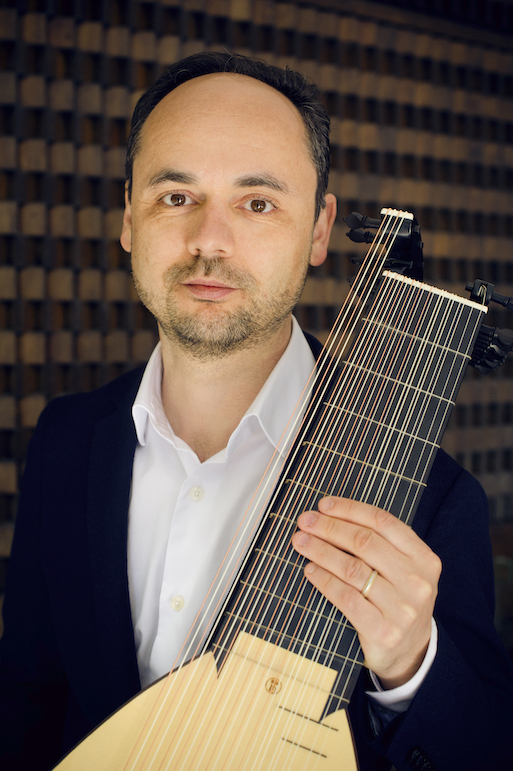 Miguel Serdoura with an authentic LLD® 13c Baroque lute. Photo © Jean-Baptiste Millot